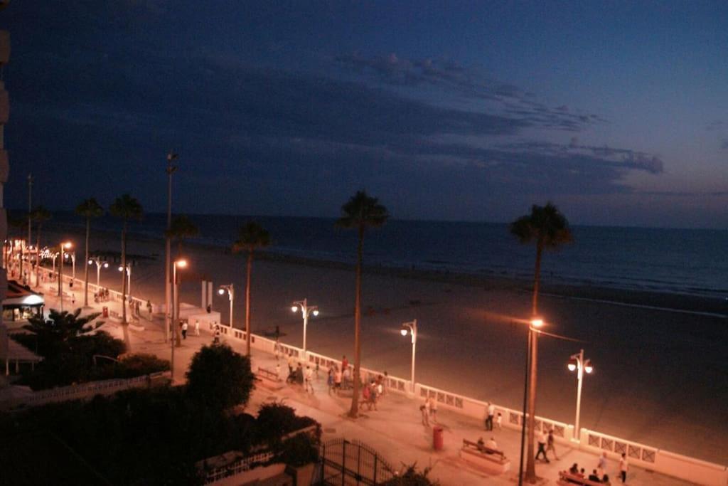 Cadiz Paseo Maritimo Playa Victoria Frontal Mar Cádis Exterior foto